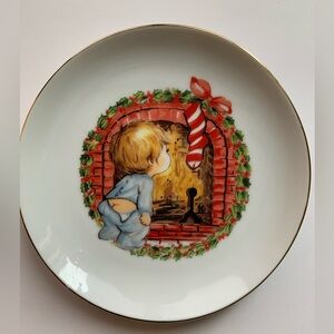 Vintage 1982 JASCO Christmas Collector Plate-Boy at Fireplace-22K Gold Trim-